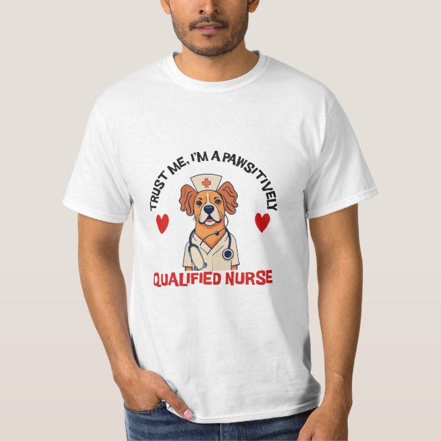 Camiseta Enfermera Calificada Pawsitivamente (Anverso)