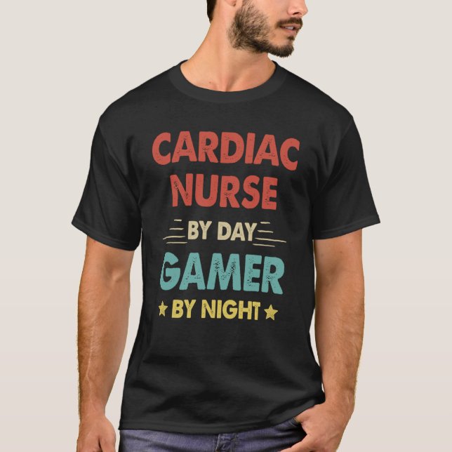 Camiseta Enfermera Cardiaca Retro Por Jugador De Día Por No (Anverso)