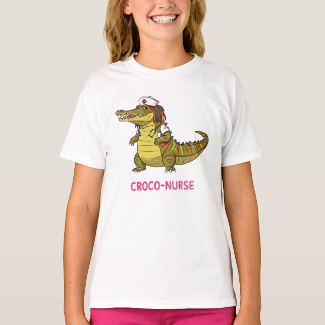 Camiseta Enfermera-croco: Cuidando con encanto (Anverso)