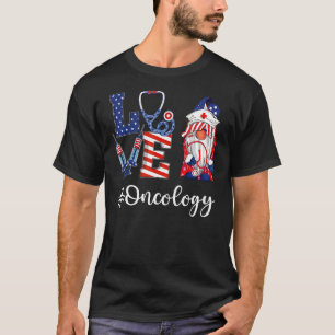 Camiseta Enfermera De Oncología Amor Gnome Bandera American
