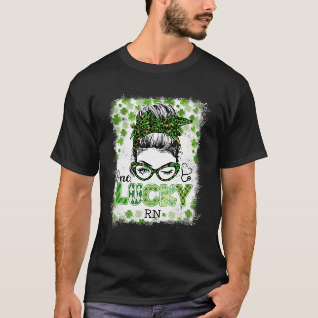 Camiseta Enfermera de RN encantada Leopardo de Bun Shamrock (Anverso)