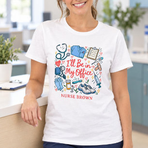 Camiseta Enfermera Divertida Estaré en Mi Oficina Atendiend