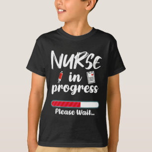 Camiseta Enfermera en curso cargando divertida escuela de E