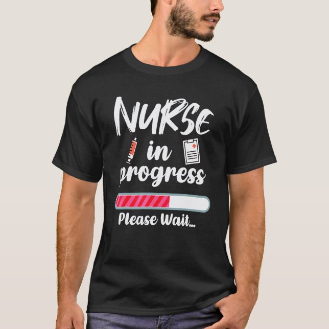 Camiseta Enfermera En Progreso Cargando  Estudiante De Enfe (Anverso)