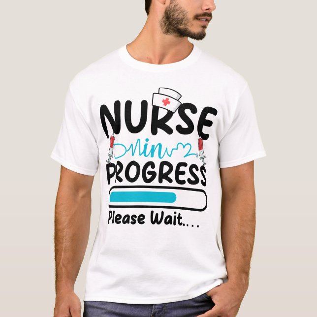 Camiseta Enfermera en Progreso Cargando Hombres (Anverso)