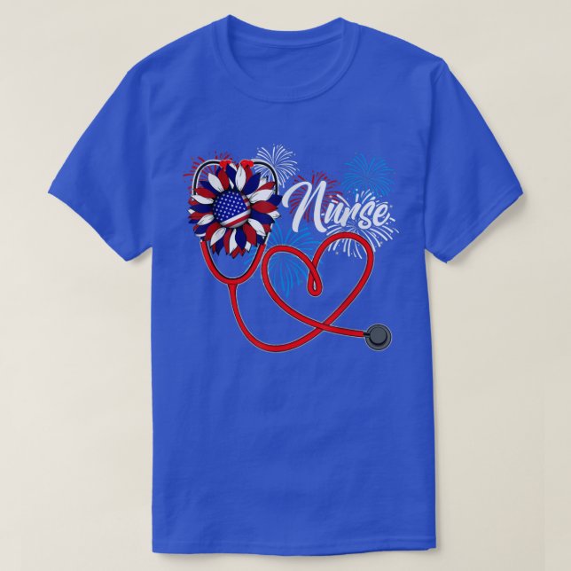 Camiseta Enfermera Estetioscopio Corazón Bandera Americana  (Diseño del anverso)