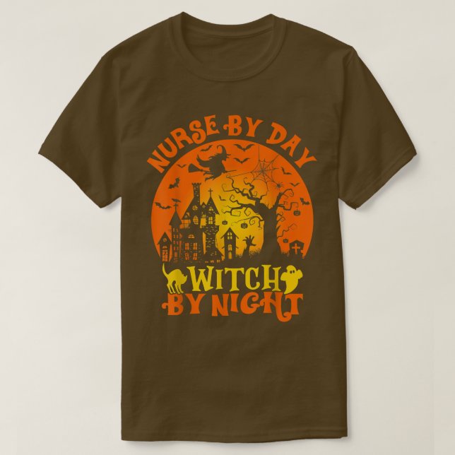 Camiseta Enfermera Por Día Bruja Por Noche Halloween Retro  (Diseño del anverso)