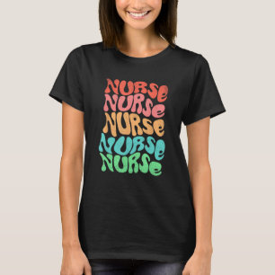 Camiseta Enfermera retro Groovy repite texto arcoiris
