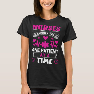 Camiseta Enfermeras salvando vidas de un paciente a la vez