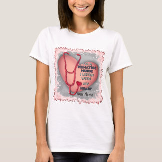Camiseta Enfermero pediátrico del corazón rojo
