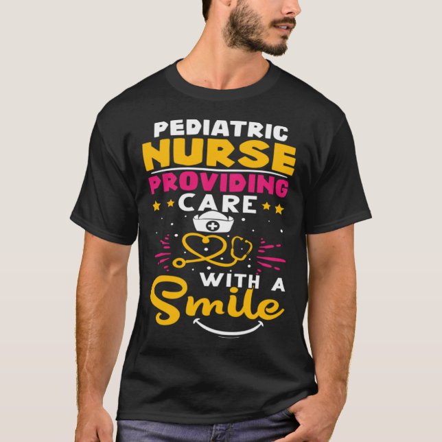 Camiseta Enfermero pediátrico que presta atención con sonri (Anverso)