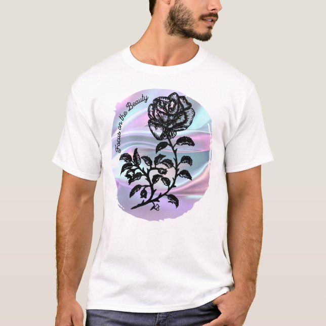 Camiseta Enfoque en la belleza - Pluma y Rosa de tinta sobr (Anverso)