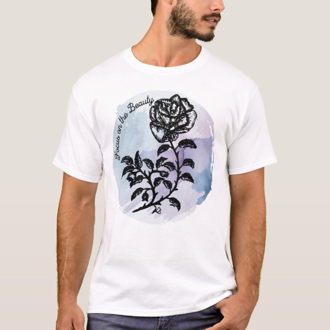 Camiseta Enfoque en la pluma de belleza y el Rosa de tinta  (Anverso)