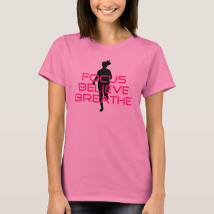 Camiseta Enfoque rosa cree que respirar