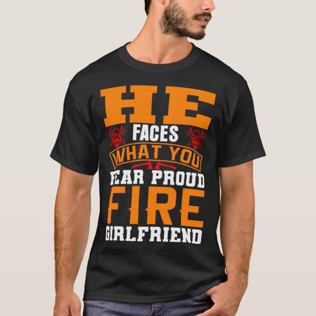 Camiseta Enfrenta Lo Que Tomas Del Orgulloso Bombero Girlfr (Anverso)
