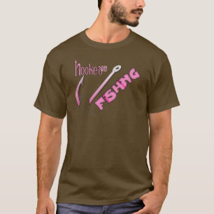 Camiseta Enganchado en la pesca del gancho rosado