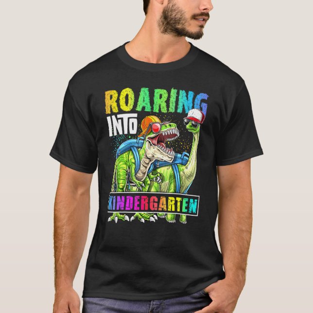 Camiseta Enorme mochila de dinosaurios de guardería de vuel (Anverso)