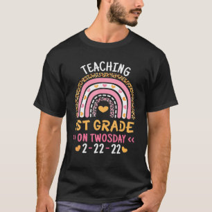 Camiseta Enseñando 1er Grado El 2/22/2022 Divertido Scho