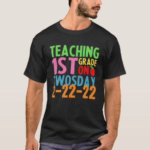 Camiseta Enseñando 1er Grado Grado El Martes 2-22-22 22º T