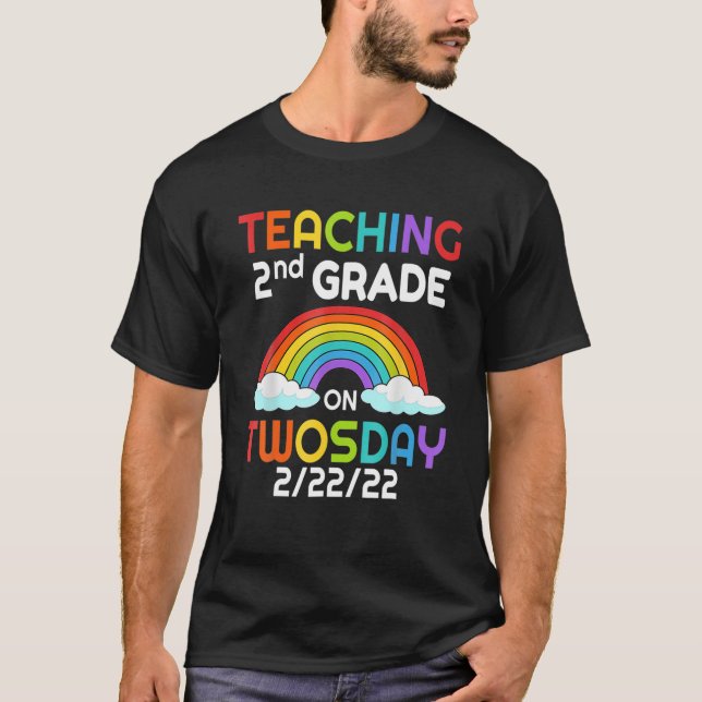 Camiseta Enseñando 2º Grado El 2/22/2022 De Diversas Matemá (Anverso)