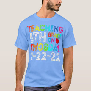 Camiseta Enseñando 6º Grado El Twosday 2222022 Divertido Tw