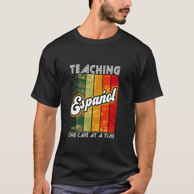 Camiseta Enseñando Español Un Café A La Vez Idioma Español (Anverso)