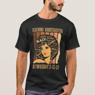 Camiseta Enseñando Kindergarten el Twosday 2-22-22 Black Wo
