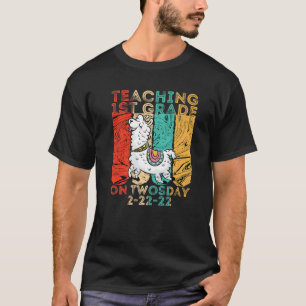 Camiseta Enseñanza De 1º Grado El Twosday Llama 2-22-22 De