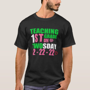 Camiseta Enseñanza De 1er Grado En Maestra De Arte Twosday