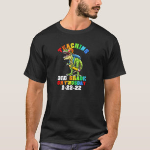 Camiseta Enseñanza de 3er Grado El 2-22-22 T Rex Dino B