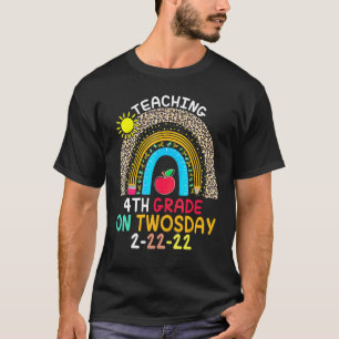 Camiseta Enseñanza de 4º Grado El Twosday 2222022 Una Escue