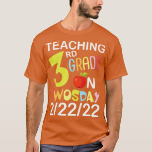 Camiseta Enseñanza de tercer grado el 22 de febrero de 2022