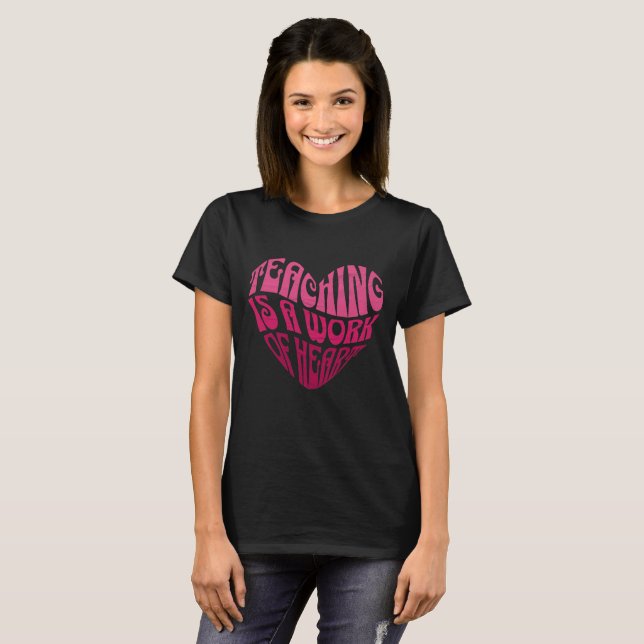 Camiseta Enseñar es un trabajo del corazón (Anverso completo)