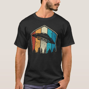 Camiseta Ensoñación Galáctica: OVNI Vuela Sobre Bosque Retr