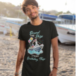 Camiseta Entra en el barco Mi crucero de cumpleaños<br><div class="desc">Este diseño puede ser personalizado en el área proporcionada cambiando la foto y/o el texto. O puede personalizarse haciendo clic en Personalizar esta plantilla y, a continuación, eligiendo la opción de hacer clic en el personalizar y eliminando o cambiando el color del fondo, agregando texto, cambiando el color o estilo...</div>