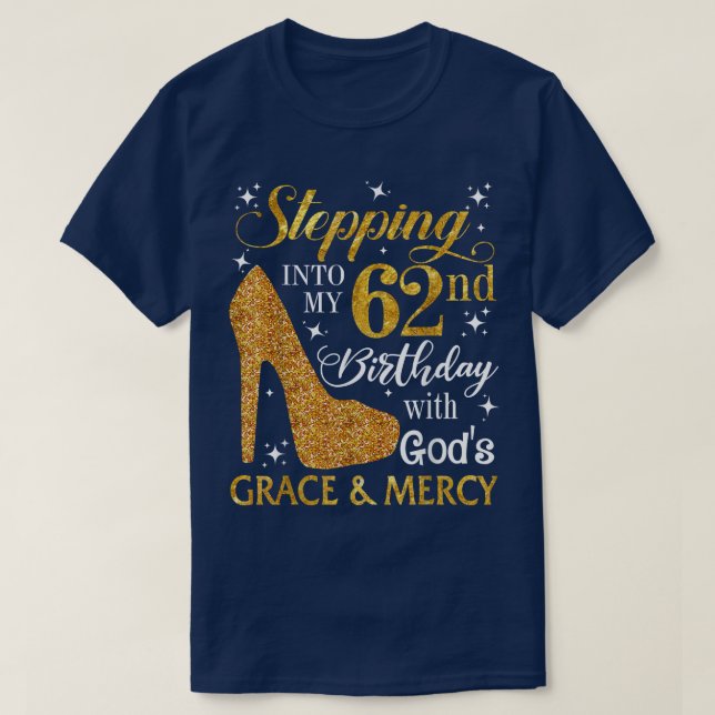 Camiseta Entrando en mi 62 cumpleaños con Gods Grace y M (Diseño del anverso)