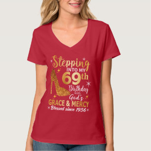 Camiseta Entrando en mi cumpleaños 69 con la gracia de los 