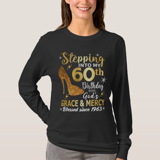 Camiseta Entrando en mi cumpleaños número 60 con la gracia  (Anverso)