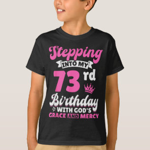 Camiseta Entrando en mi cumpleaños número 73 con la gracia 