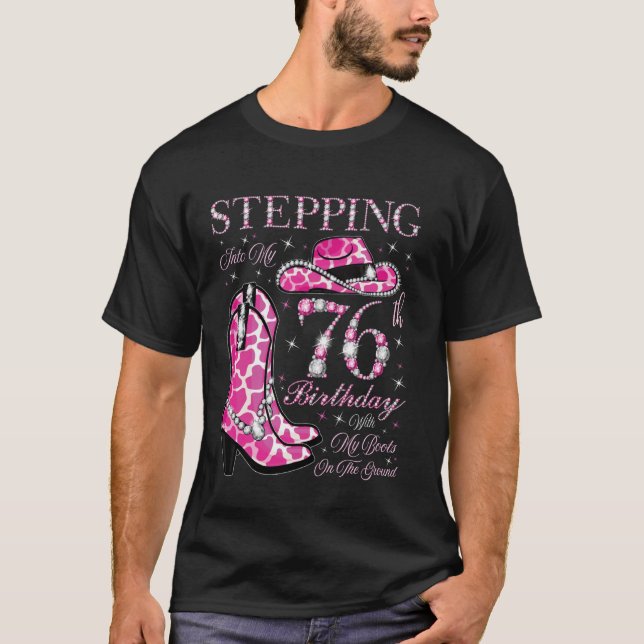 Camiseta Entrando en mi cumpleaños número 76 con mis botas  (Anverso)