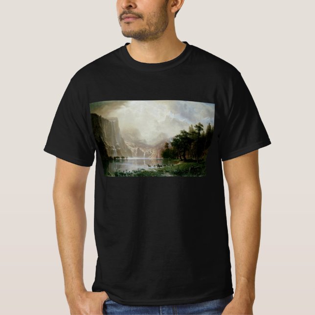 Camiseta Entre las montañas de Sierra Nevada por Bierstadt (Anverso)