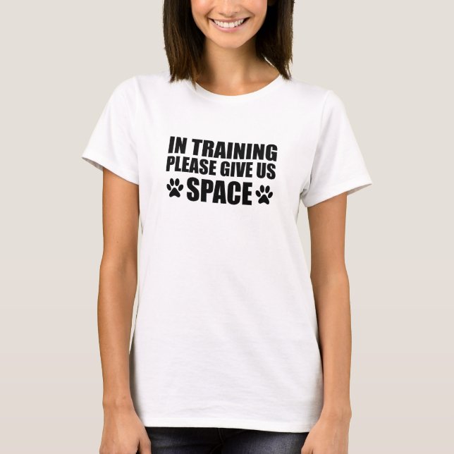 Camiseta Entrenador de perros - En entrenamiento, por favor (Anverso)