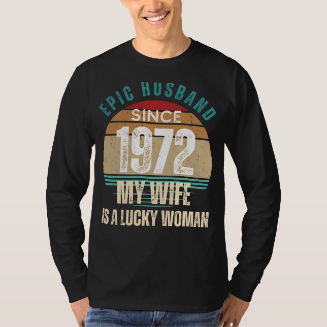 Camiseta Epic 72 Hubby Tee: Tu Esposa Encantadora, Hilario (Anverso)