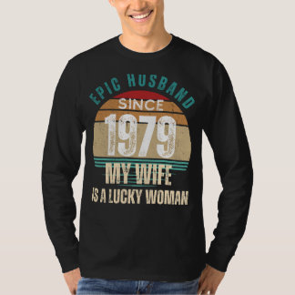 Camiseta Epic 79 Hubby Tee: Tu Esposa Encanto Afortunado, M
