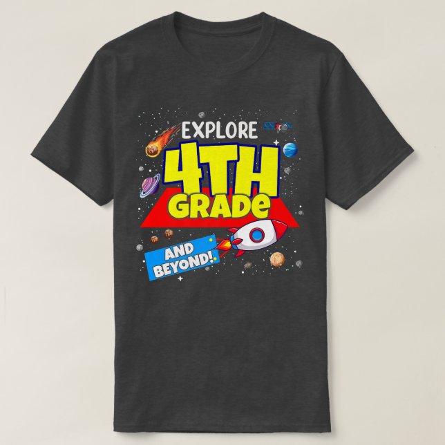 Camiseta Eplore And Beyond 4th Grade Back To School Boys Gi (Diseño del anverso)
