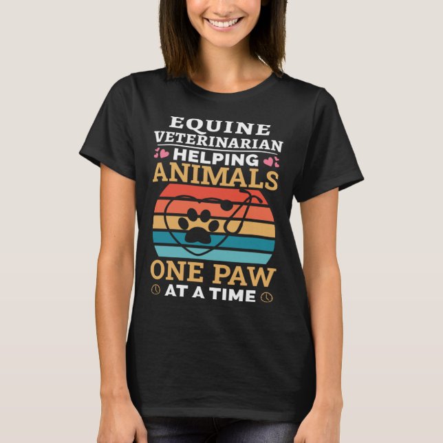 Camiseta Equine Veterinarian Helping Animals One Paw At Tim (Anverso)
