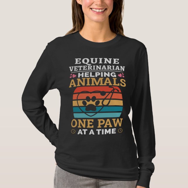 Camiseta Equine Veterinarian Helping Animals One Paw At Tim (Anverso)