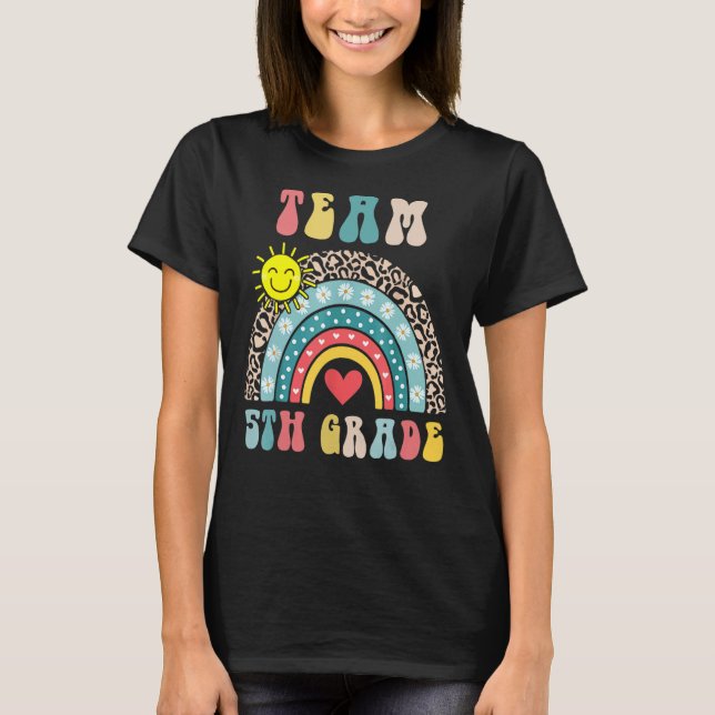 Camiseta Equipo 5º Grado Cute Corazón Arcoiris Primer Día D (Anverso)