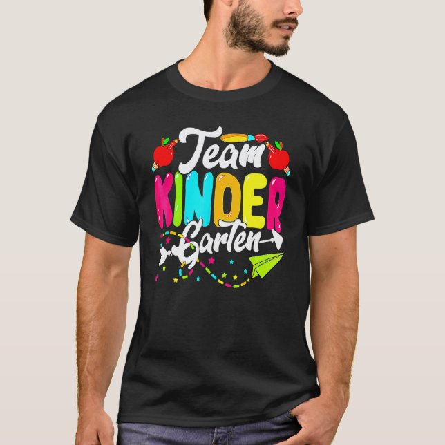 Camiseta Equipo Arcoíris de Corazones Último Día de Jardín  (Anverso)