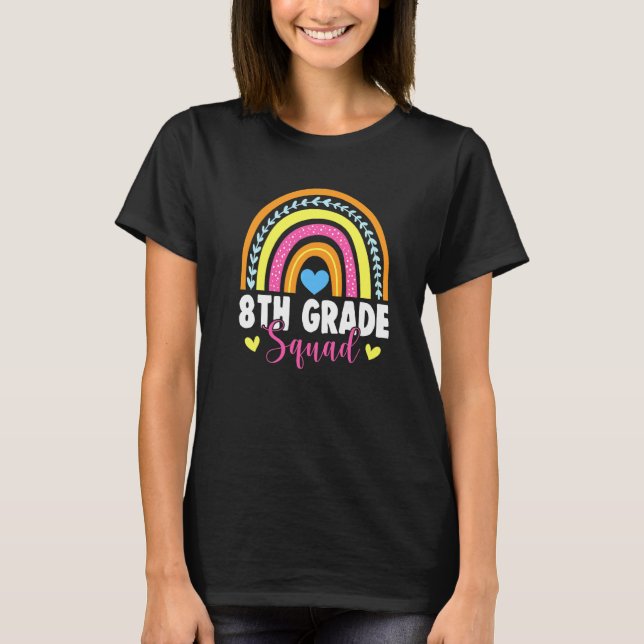 Camiseta Equipo de 8vo Grado Arcoíris Primer Día de Regreso (Anverso)
